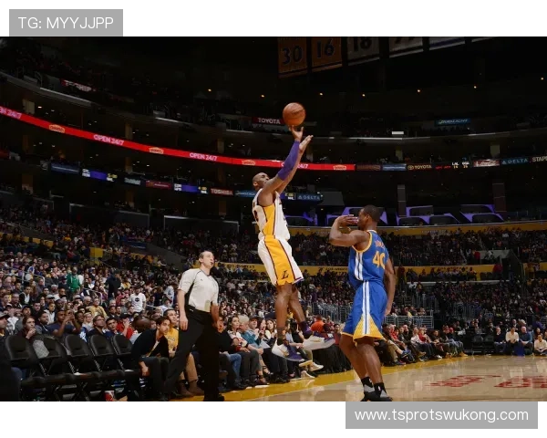 伯德无球跑动牵制防线，拉开空间主导进攻