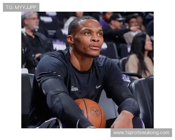 威少衣柜里塞满紧身衣，训练完直接开直播带货？